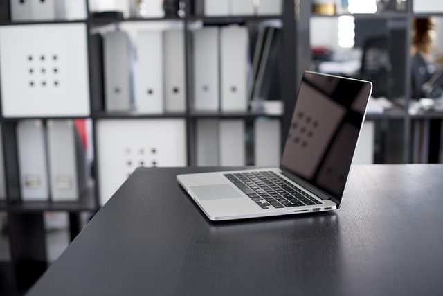 Jak technologie mogą pomóc w zarządzaniu domowym budżetem?